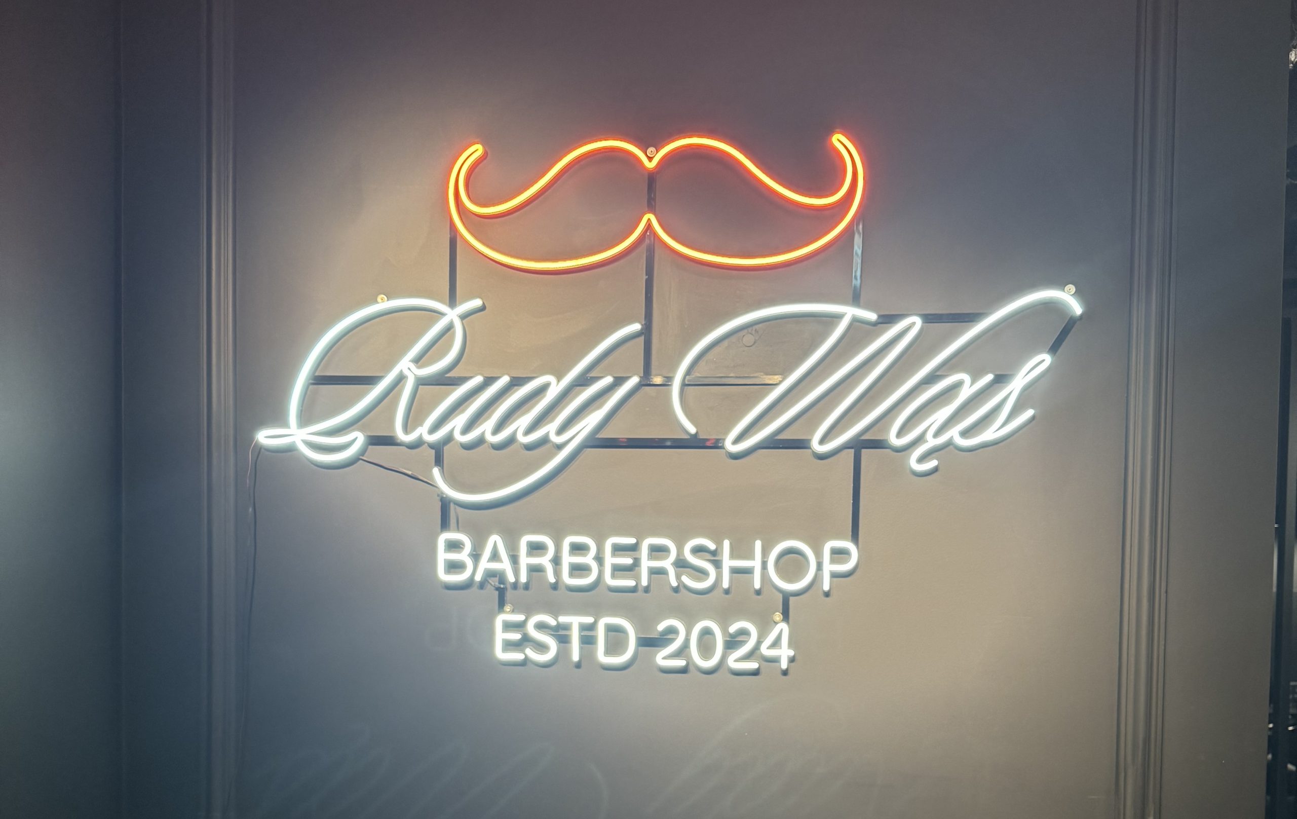 Wnętrze salonu Rudy Wąs